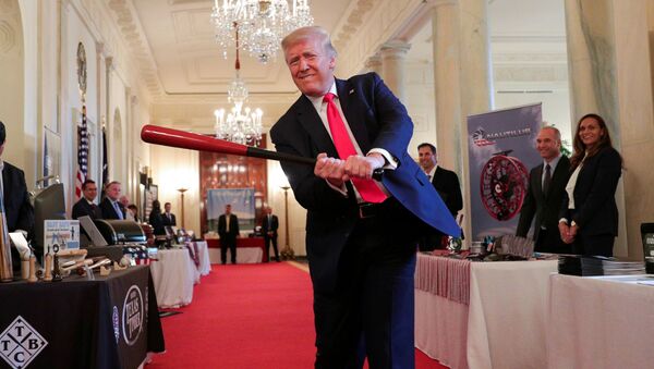 Presidente dos EUA, Donald Trump, com taco de beisebol na Casa Branca, Washington, 2 de julho de 2020 - Sputnik Brasil