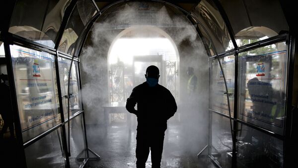 Homem passa por túnel desinfetante antes de entrar em estação de trem no Quênia - Sputnik Brasil
