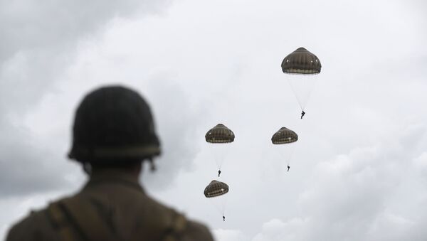 Paraquedistas franceses e britânicos realizam salto de paraquedas comemorativo na Normandia - Sputnik Brasil