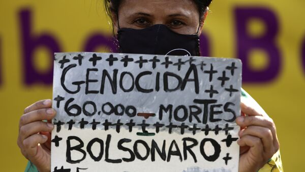 Manifestante protesta contra a postura do governo Bolsonaro durante o surto da COVID-19 no Brasil - Sputnik Brasil