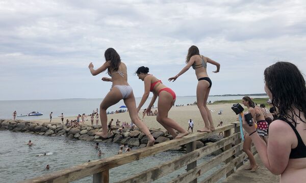 Garotas saltam de uma ponte no lago Sengekontacket nos Estados Unidos - Sputnik Brasil