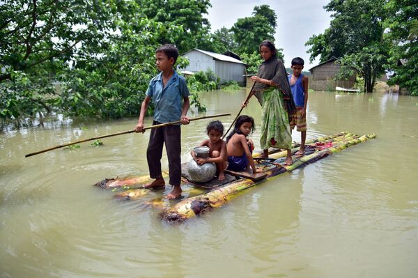 Habitantes do povoado indiano de Mayong atingidos por uma inundação  - Sputnik Brasil