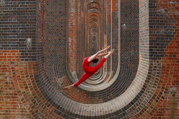 Dançarina Hannah Martin durante uma sessão de treinamento perto de viaduto no vale de Ouse, Reino Unido - Sputnik Brasil
