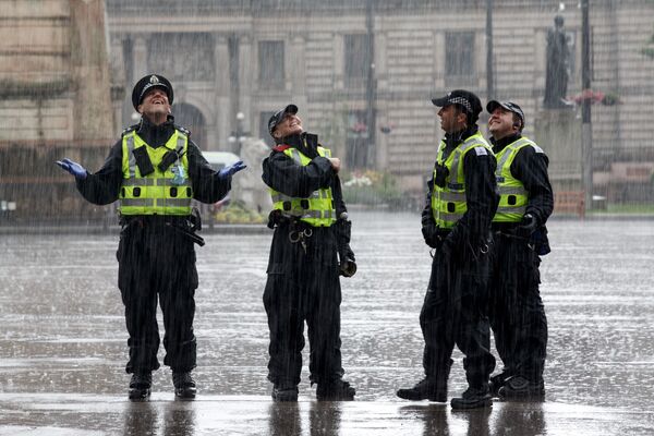 Policiais em George Square, em Glasgow, Escócia - Sputnik Brasil