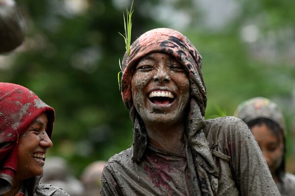 Mulheres durante festividade antes do início do plantio de arroz em Catmandu, Nepal - Sputnik Brasil