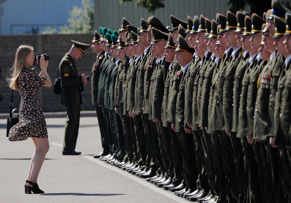 Graduados da Academia Militar da Bielorrússia recebendo diplomas - Sputnik Brasil