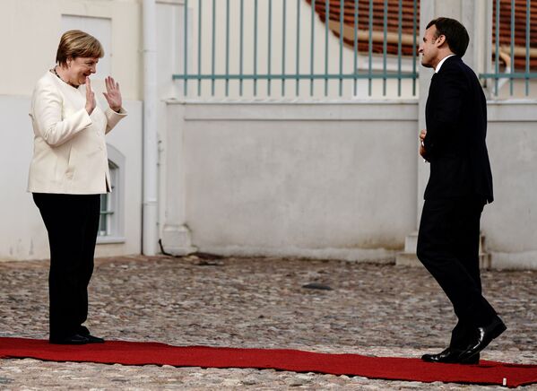 Chanceler alemã Angela Merkel cumprimenta presidente francês Emmanuel Macron - Sputnik Brasil