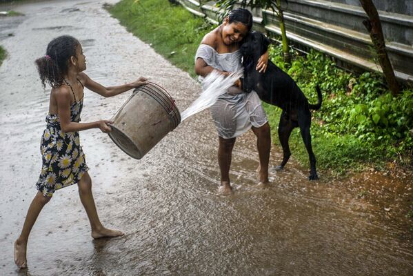 Crianças brincam na chuva em Havana, Cuba - Sputnik Brasil