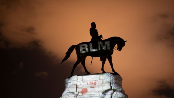 Estátua de  Robert E. Lee durantes as manifestações Black Lives Matter nos EUA - Sputnik Brasil