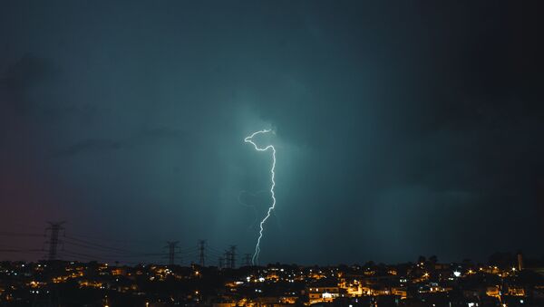 Imagem de raio de eletricidade atingindo cidade - Sputnik Brasil