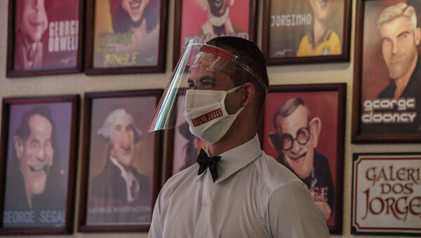 Garçom com máscara e protetor facial no primeiro dia de reabertura de bares e restaurantes, na Vila Madalena, em São Paulo, 6 de julho de 2020 - Sputnik Brasil