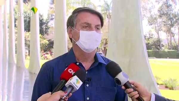 Presidente Jair Bolsonaro durante entrevista na qual informou estar infectado com o novo coronavírus, em Brasília, 7 de julho de 2020 - Sputnik Brasil