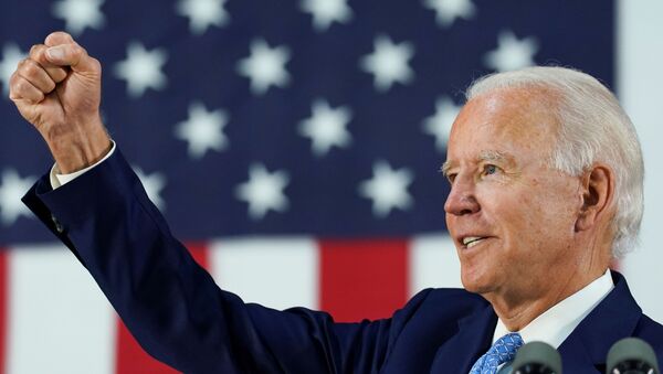 Candidato democrata à presidência dos EUA e antigo vice-presidente Joe Biden durante um comício - Sputnik Brasil