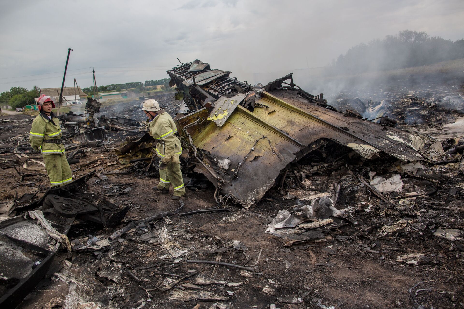 Equipes de resgate no local da queda do MH17 no leste da Ucrânia - Sputnik Brasil, 1920, 16.11.2022