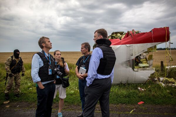 Especialistas da missão da OSCE no local da queda do Boeing 777 perto de Shahtersk, Donetsk - Sputnik Brasil