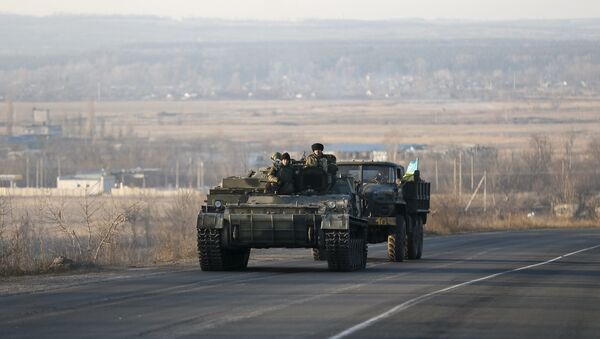 Veículos armados das forças ucranianas perto de Artemivsk, no leste da Ucrânia - Sputnik Brasil