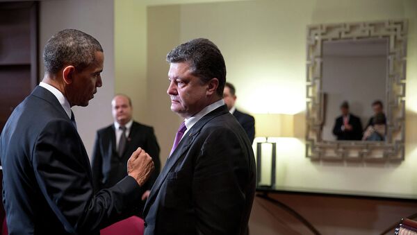 Barack Obama conversa com Pyotr Poroshenko durante reunião realizada na Polônia, em junho de 2014 - Sputnik Brasil