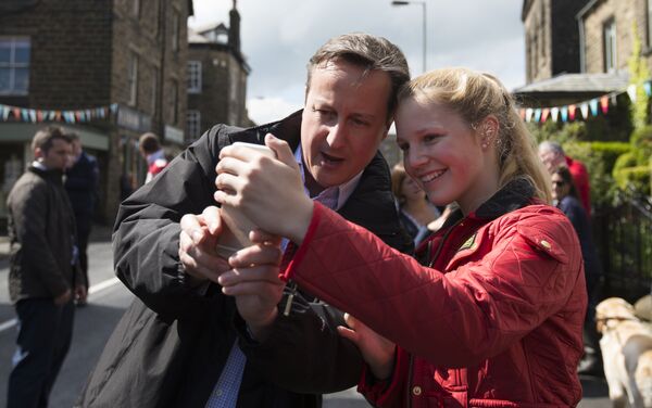 Premiê britânico David Cameron tira selfie com uma menina durante a campanha das eleições em 3 de maio de 2015 - Sputnik Brasil