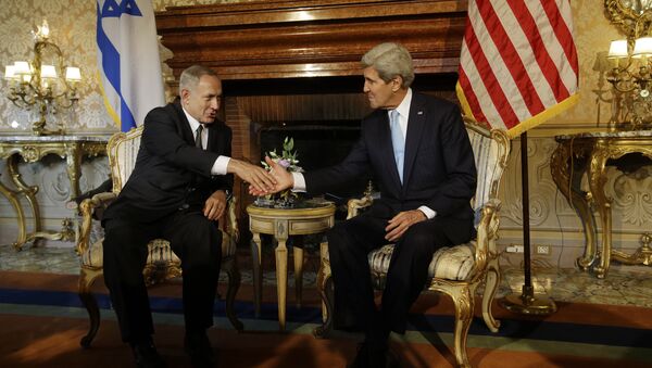 John Kerry e Benjamin Netanyahu - Sputnik Brasil