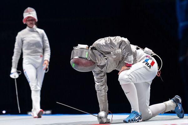Sofiya Velikaya (Rússia) e Cécilia Berder (França) na final do Campeonato Mundial de Esgrima em Moscou na categoria de sabre. - Sputnik Brasil