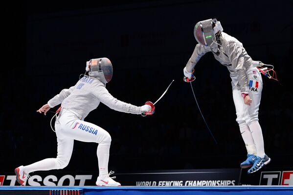 Sofiya Velikaya e Cécilia Berder na final do Campeonato Mundial de Esgrima em Moscou na categoria de sabre - Sputnik Brasil