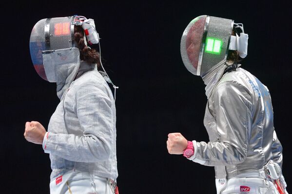 Sofiya Velikaya e Cécilia Berder na final do Campeonato Mundial de Esgrima em Moscou na categoria de sabre - Sputnik Brasil