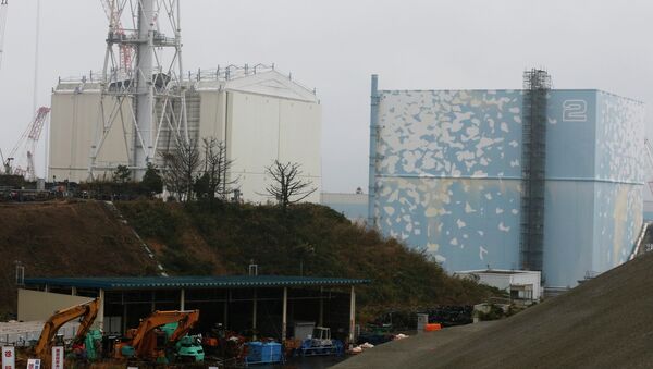 A part of the roof of a building covering the Unit 1 reactor, left, is seen removed at the Fukushima Dai-ichi nuclear power plant in Okuma, Fukushima prefecture, northeastern Japan, Wednesday, Nov. 12, 2014 - Sputnik Brasil