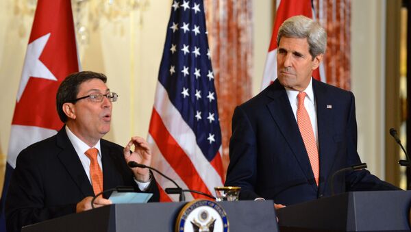 Secretário de Estado norte-americano, John Kerry, recebeu em seu gabinete o ministro cubano das Relações Exteriores, Bruno Rodríguez, na primeira reunião deste nível entre os dois países em 57 anos - Sputnik Brasil