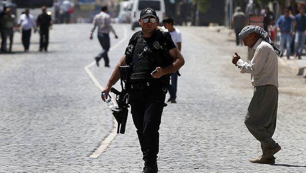 Policial turco patrulha uma rua perto do local da explosão da segunda-feira, em Suruc - Sputnik Brasil