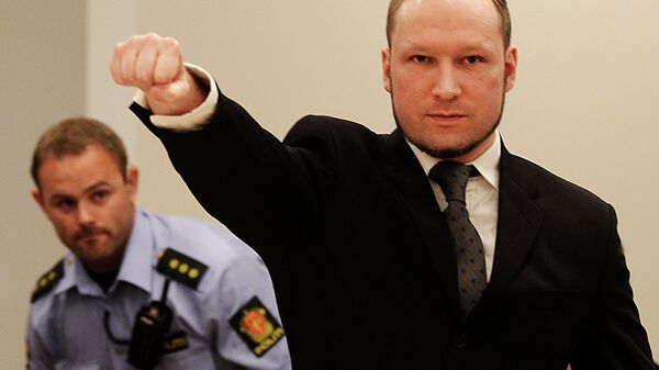 Anders Behring Breivik, makes a salute after arriving in the court room at a courthouse in Oslo - Sputnik Brasil