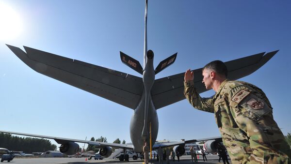 Soldado estadunidense perto de um avião militar na base aérea de Manas. Foto de arquivo - Sputnik Brasil