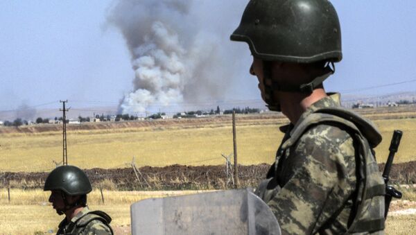 Soldados turcos guardam fronteira com a Síria, na região de Sanliurfa - Sputnik Brasil