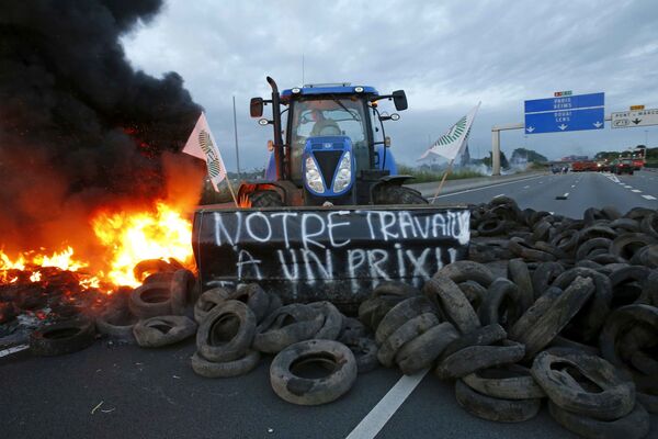 Trator interdita estrada durante greve de agricultores no oeste da França - Sputnik Brasil