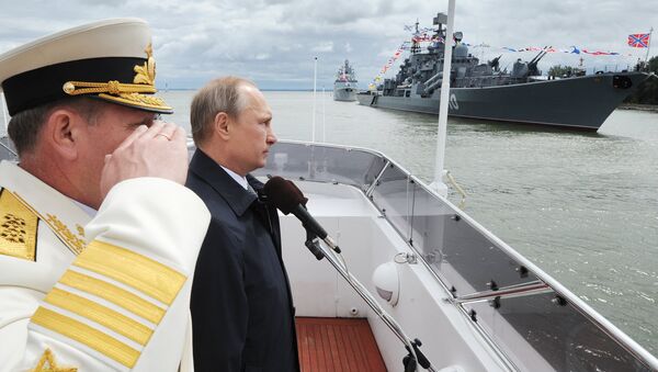 O presidente russo, Vladimir Putin, durante a parada militar realizada no Dia da Marinha russa na cidade de Baltiysk em Kaliningrado - Sputnik Brasil