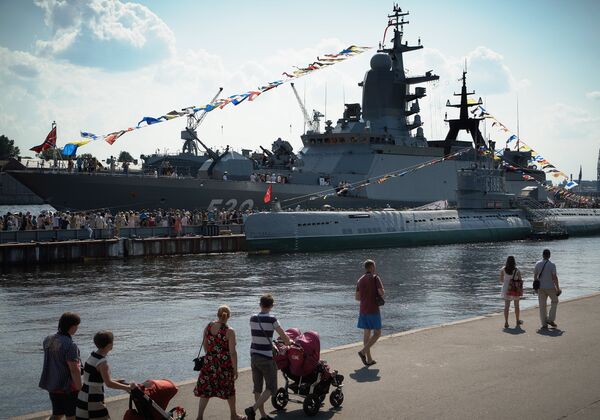 Corveta Steregushchy durante as celebrações do Dia da Marinha em São Petersburgo. - Sputnik Brasil
