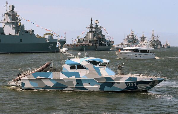 Barco anti-submarino (primeiro plano) durante um ensaio da parada do Dia da Marinha russa, no canal marítimo de Baltiysk. - Sputnik Brasil