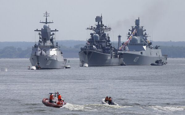 Da esquerda para a direita: corveta Steregushchy, contratorpedeiro Nastoichivy e fragata Admiral Gorshkov estão ancorados na base da frota russa em Baltiysk na região de Kaliningrado, na Rússia. 19 de julho de 2015. - Sputnik Brasil