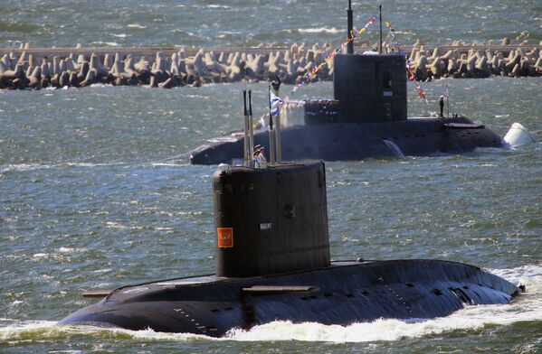 Submarino Vyborg (primeiro plano) e submarino Stary Oskol durante o ensaio da parada do Dia da Marinha russa. - Sputnik Brasil