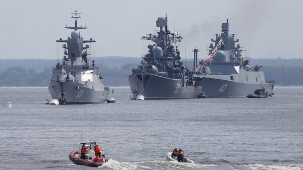 Da esquerda para a direita: corveta Steregushchy, contratorpedeiro Nastoichivy e fragata Admiral Gorshkov estão ancorados na base da frota russa em Baltiysk na região de Kaliningrado, na Rússia. 19 de julho de 2015. - Sputnik Brasil