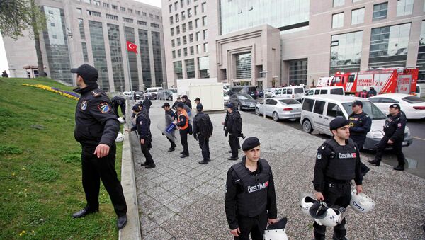 Polícia de Istambul faz guarda em frente ao Palácio da Justiça da cidade . - Sputnik Brasil