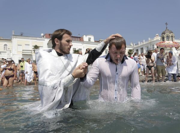 Fiéis comemoram Dia de Batismo da Rússia em Yalta - Sputnik Brasil