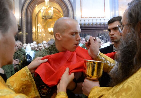 Militar comemora o Dia de Batismo da Rússia na Catedral do Cristo Salvador, em Moscou - Sputnik Brasil