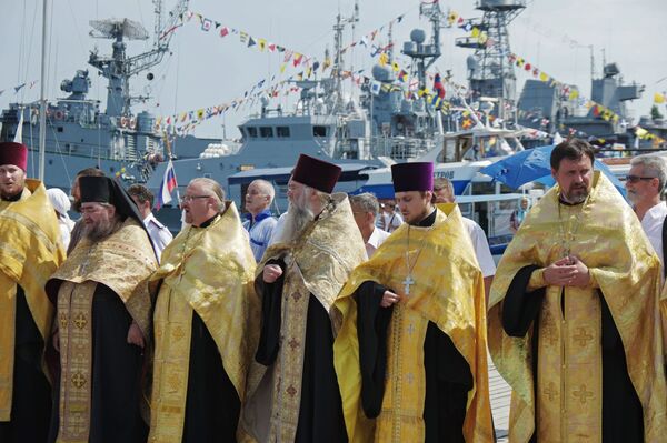 Sacerdotes durante a procissão religiosa dedicada ao Dia da Memória do Príncipe Vladimir, em Sebastopol - Sputnik Brasil