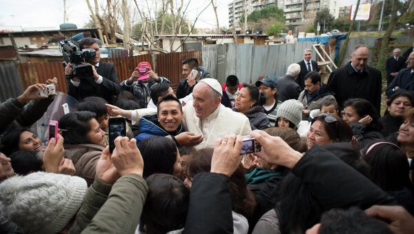Papa Francisco em visita a uma comunidade na periferia de Roma - Sputnik Brasil