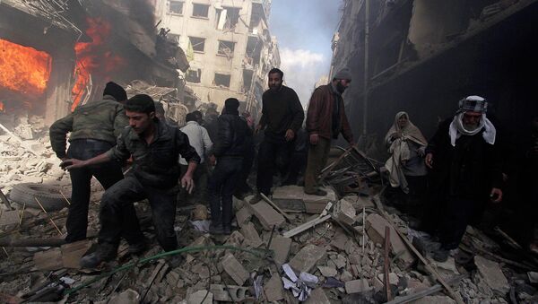 Pessoas andam sobre escombros enquanto outros tentam apagar um incêndio, Damasco, Síria, 9 de fevereiro de 2015 - Sputnik Brasil