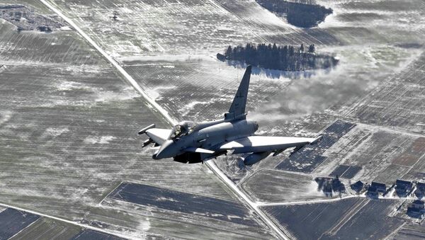 Avião militar italiano do Eurofighter Typhoon patrulha sobre os Bálticos durante uma missão da vigilância aérea da OTAN a partir da base aérea de Zokniai, perto de Siauliai - Sputnik Brasil