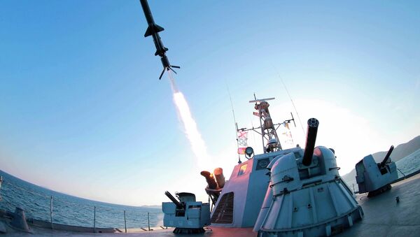 Lançamento do míssil norte-coreano durante o treinamento militar - Sputnik Brasil