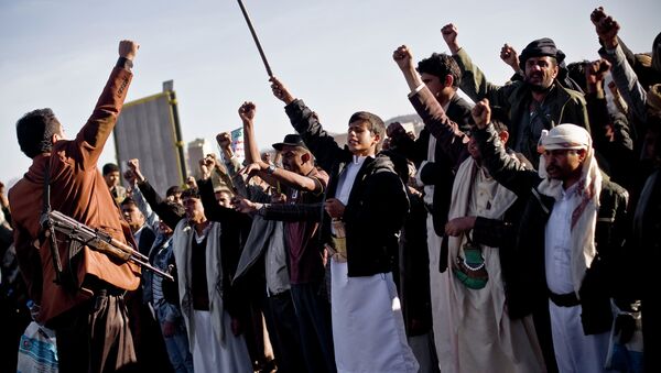 Houthi Shiite Yemenis chant slogans during a rally to show support for their comrades in Sanaa, Yemen, Wednesday, Jan. 28, 2015 - Sputnik Brasil