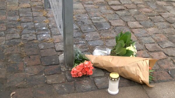 Pessoas depositam flores no local do atentado em Copenhague - Sputnik Brasil