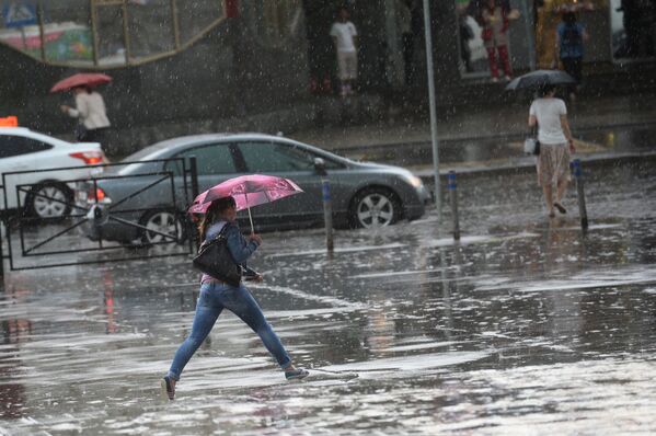 Сильный дождь в Москве - Sputnik Brasil